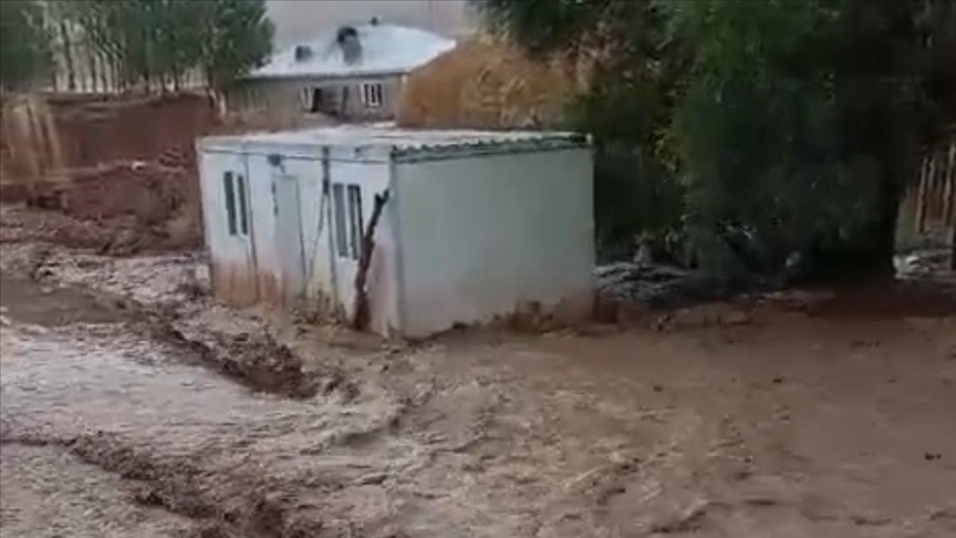 Van'da sağanak sonrası sel meydana geldi