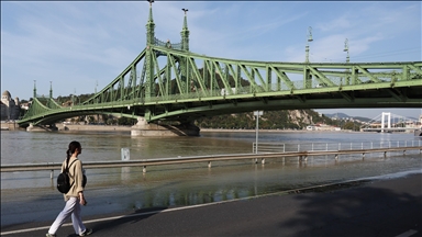 Danube River almost at peak level, reaches Hungarian parliament building in Budapest