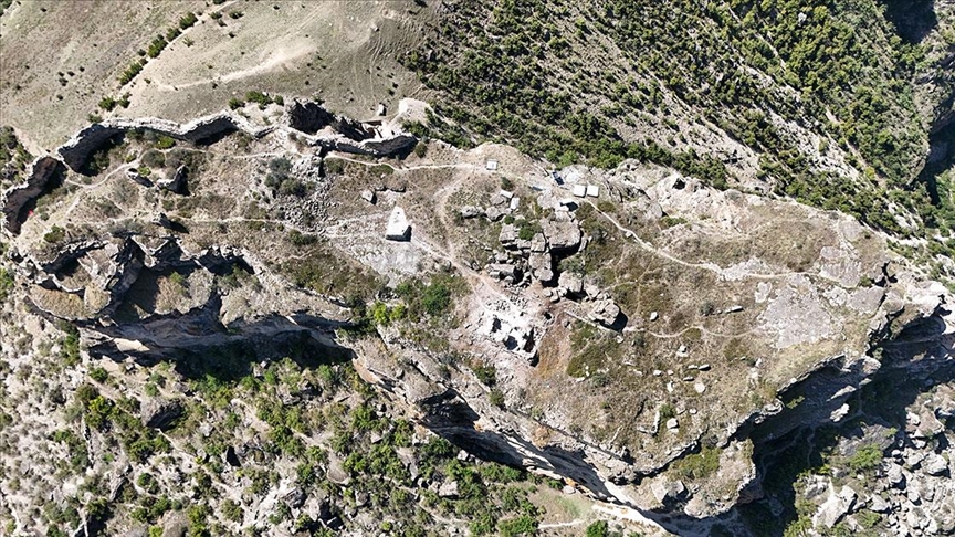 Gevhernik Kalesi'ndeki kazılarda çeşme ve sarnıç bulundu