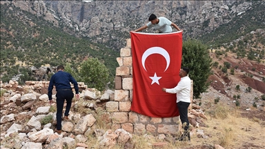 PKK'lı teröristlerin katlettiği yakınlarını, saldırının gerçekleştiği eve Türk bayrağı asarak andılar