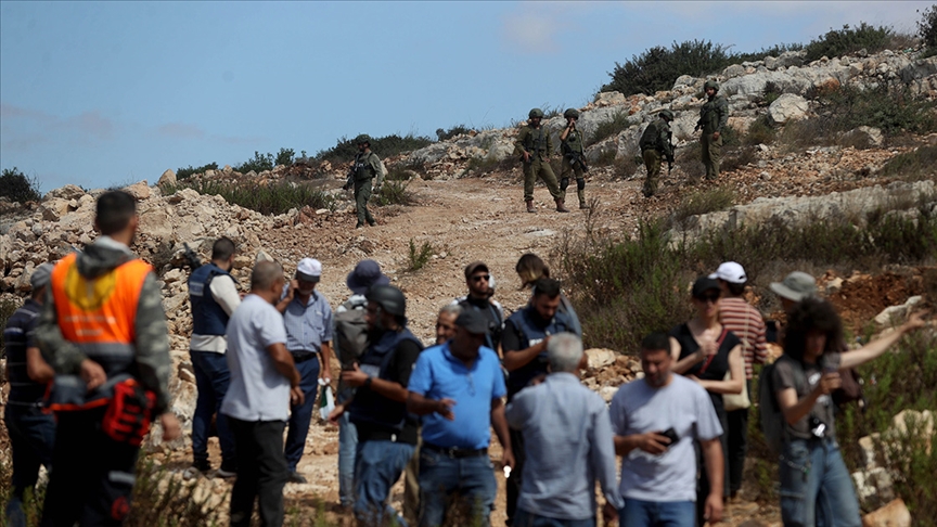 Filistin topraklarını gasbeden İsrailliler Ramallah'ın Um Safa köyündeki  işgali genişletiyor