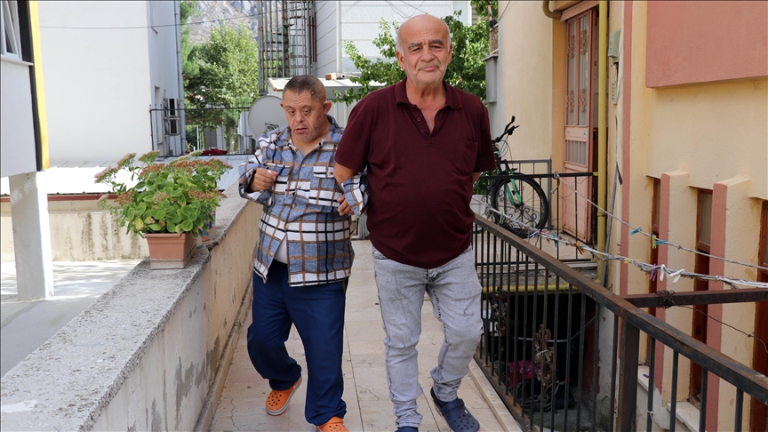 Eşinin emaneti down sendromlu kayınbiraderine 20 yıldır özenle bakıyor