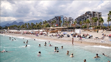 Antalya sahillerinde yoğunluk sürüyor