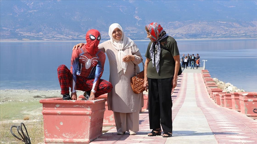 Türkiye'yi gezme hayaliyle yola çıkan "Örümcek Adam" Burdur'a geldi