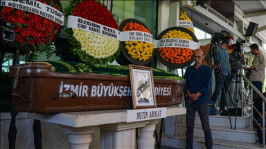 Şarkıcı Metin Arolat, İzmir'de son yolculuğuna uğurlandı