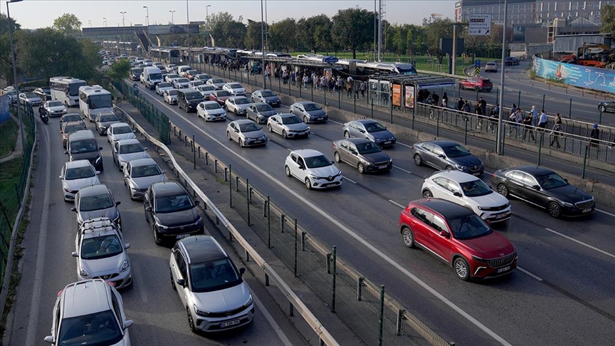 İstanbul'da sabah saatlerinde trafik yoğunluğu yaşanıyor