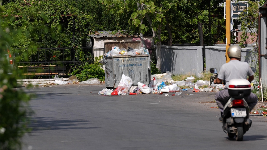 İzmir'in Çiğli ilçesinde toplanmayan çöpler kötü koku ve kirlilik oluşturdu