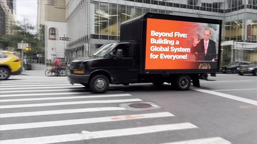 "العالم أكبر من خمسة".. شعار تركي يجوب شوارع نيويورك