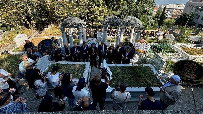 Zeki Müren vefatının 28'inci yılında mezarı başında anıldı