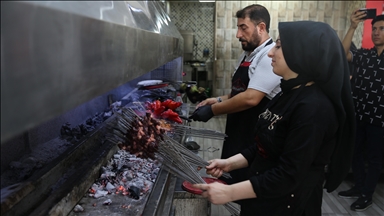 Şanlıurfalı 18 yaşındaki "Sevgi usta", 2 yıldır kebap ocağının başında