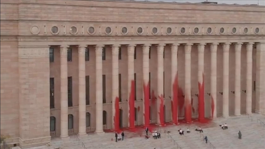 Environmentalists smear Finland’s parliament in red paint Environmentalists smear Finland’s parliament in red paint