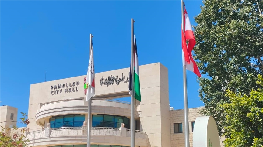 تضامنا معه.. بلدية رام الله ترفع علم لبنان على مقرها