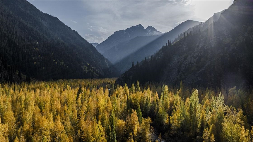 Kazakistan'ın popüler destinasyonu "Issık Gölü" yılın her ayında ziyaretçileri ağırlıyor