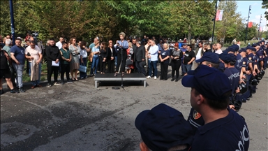 Vazhdojnë protestat para Bashkisë së Tiranës