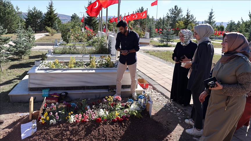 Şehit polis memuru Şeyda Yılmaz'ın kabri çiçekler ve duygu dolu mektuplarla donatıldı 