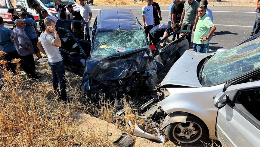 Li Mêrdînê du otomobîl lihevdu qelibîn di qezayê da 11 kes birîndar bûn