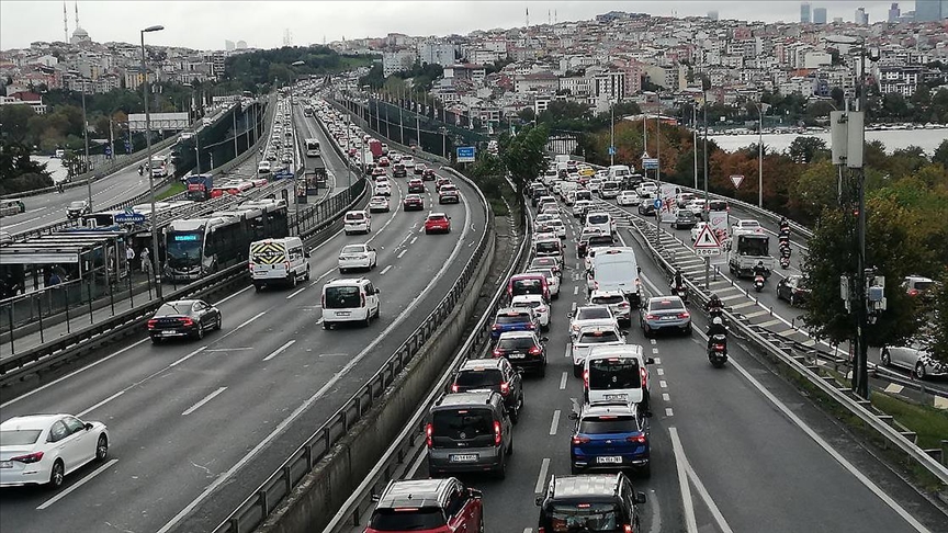 İstanbul'da haftanın ilk iş gününde trafik yoğunluğu yaşanıyor