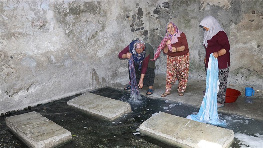 Köylüler Roma döneminden kalma hamamda çamaşır yıkama geleneğini sürdürüyor