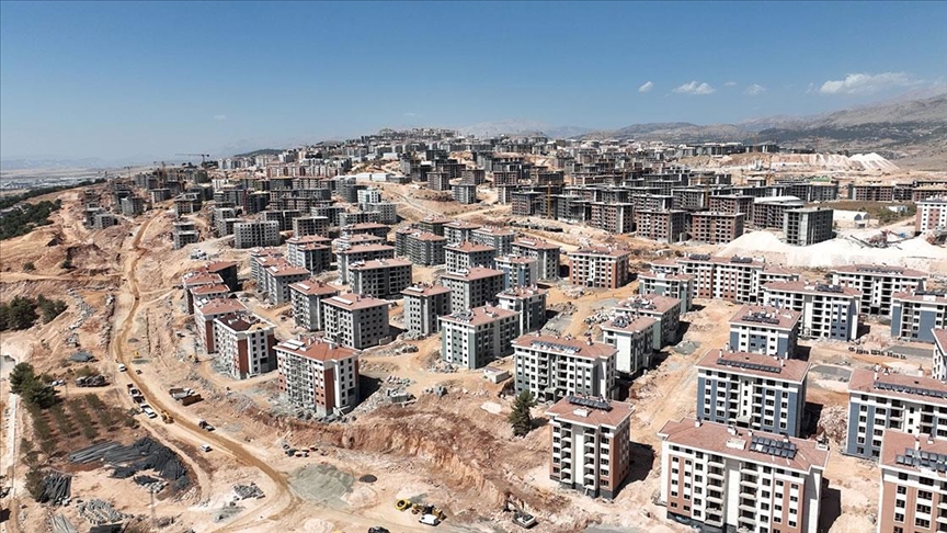 Türkiye'nin en büyük şantiyesinde deprem konutlarının inşası sürüyor