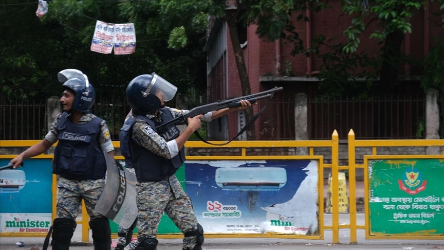 Bangladeshi police fire teargas at protesters demanding higher age limit for government jobs