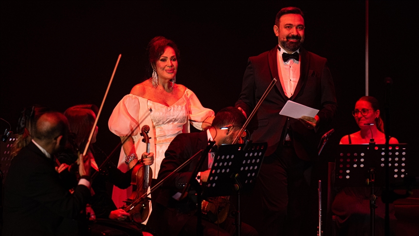 "Türkan Şoray'ın Sonsuz Senfonisi" konserinde Şoray, Ankaralı sanatseverlerle bir araya geldi