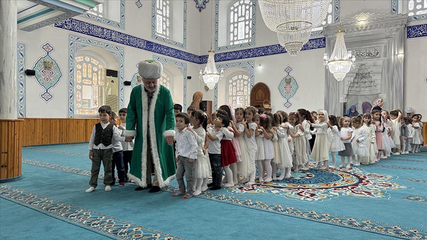 Yomra Müftüsü çocuklara Nasrettin Hoca kostümüyle dini eğitim veriyor