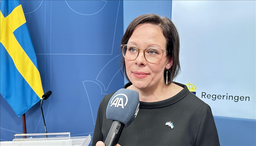 Swedish foreign minister flees parliament hall after tomatoes, onions thrown at her during Palestine debate