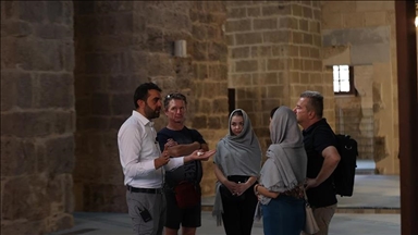 بأربع لغات.. إمام في أنطاليا التركية يرشد السياح بمسجد تاريخي