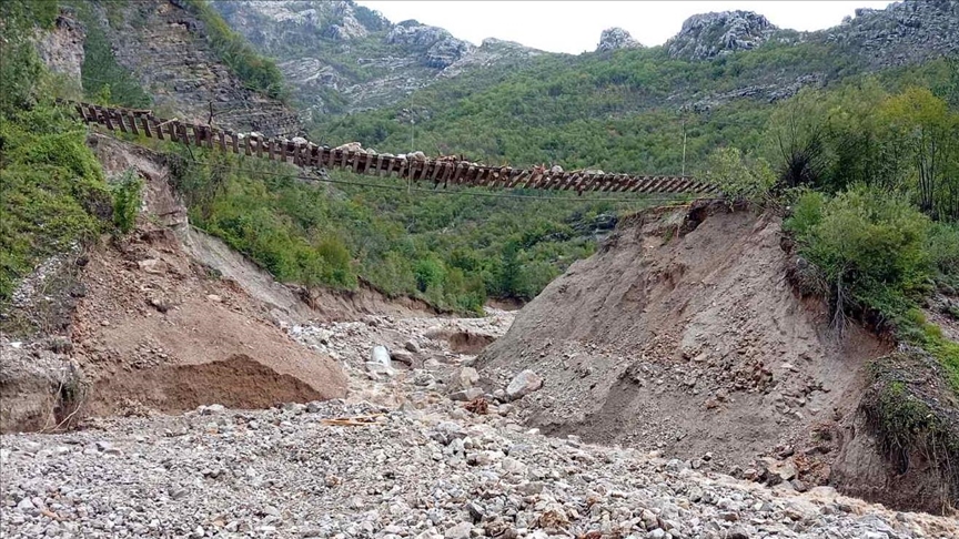 BiH: U prekidu željeznički saobraćaj na relaciji Sarajevo - Čapljina, kod Donje Jablanice pruga visi u zraku