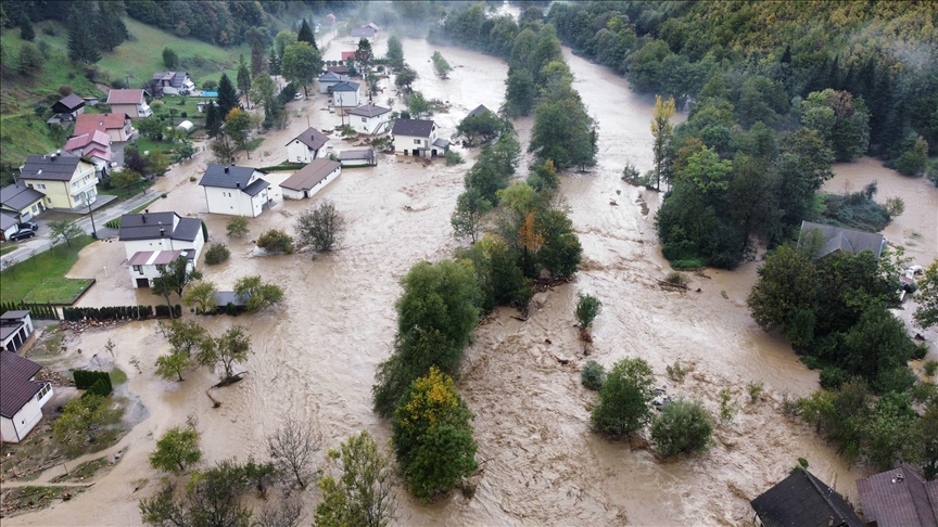 Во поплавите и свлечиштата во Босна и Херцеговина загинаа најмалку 18 лица