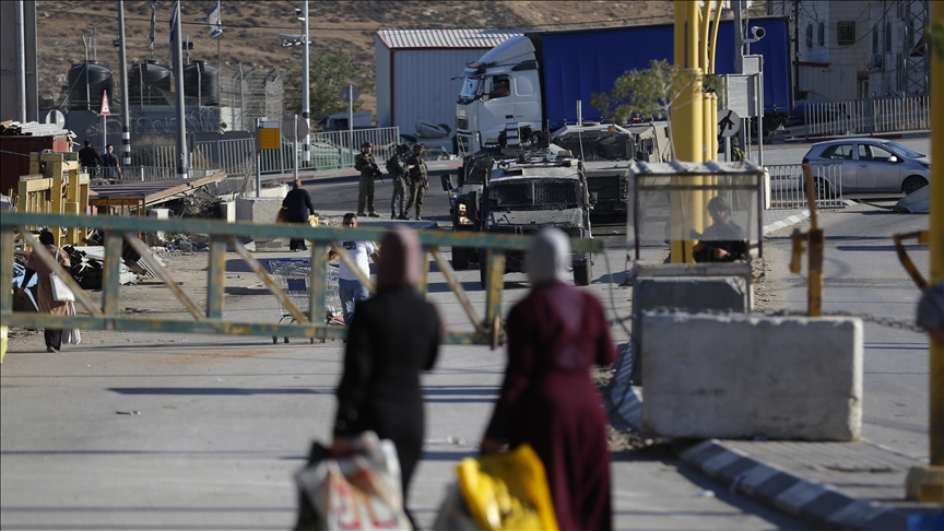 1 injured, several suffocated by toxic tear gas during Palestinian-Israeli clashes in West Bank 1 injured, several suffocated by toxic tear gas during Palestinian-Israeli clashes in West Bank
