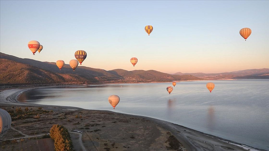Salda gölünde sıcak hava balonlarıyla ilk tur yapıldı