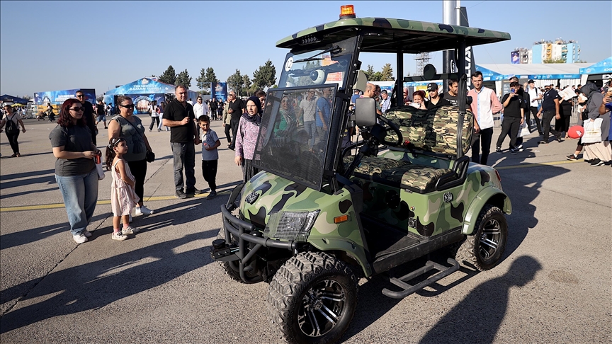 Yapay zeka destekli golf aracı TEKNOFEST Adana'da boy gösteriyor