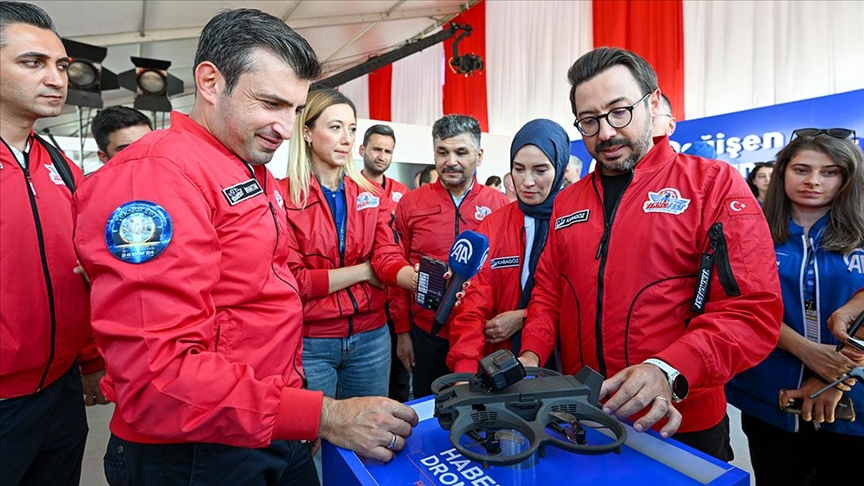 Selçuk Bayraktar, Anadolu Ajansının ürettiği "Haberci Drone"u inceledi