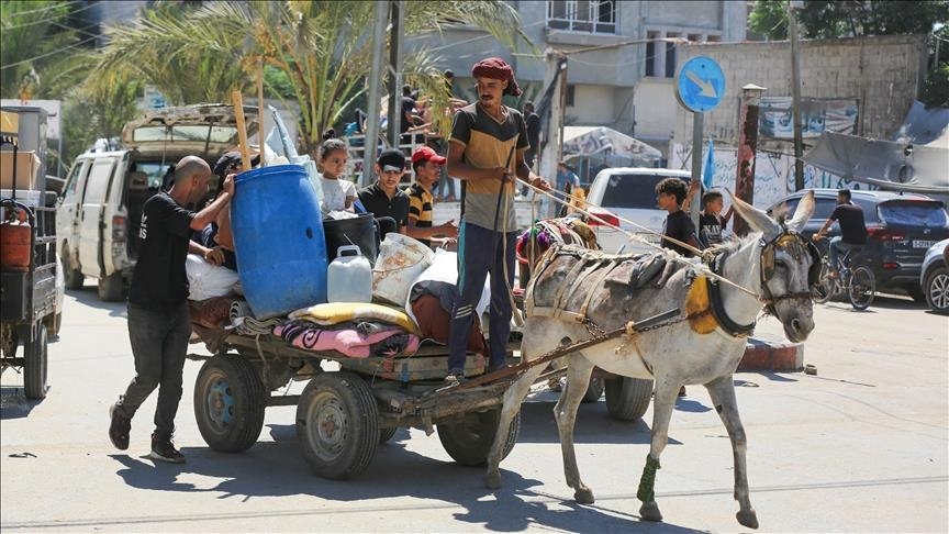 Palestinians evacuate areas in northern Gaza amid intense Israeli bombardment