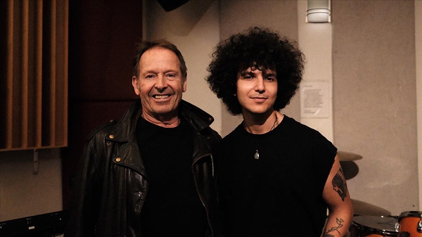 Müzisyen Batu Akdeniz, yeni şarkısını İngiliz davulcu Simon Kirke ile kaydetti