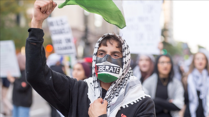 Un an de génocide à Gaza : des manifestants pro-palestiniens bloquent l’autoroute I-90 menant au centre-ville de Chicago