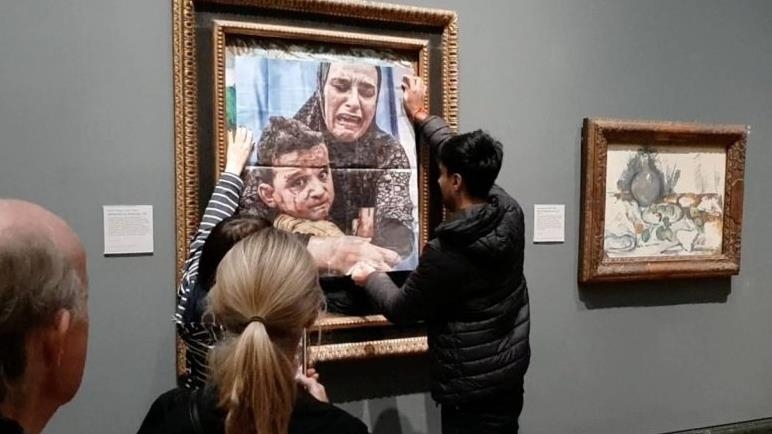 Gazze’de soykırımın durdurulmasını isteyen aktivistler Picasso tablosuna AA'nın karesini yapıştırdı