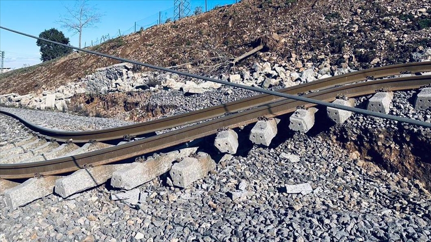 South Korea condemns Pyongyang's move to cut off road, rail links