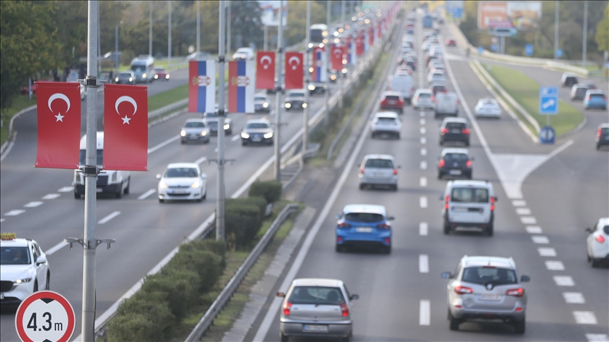 Улицы Белграда украшены флагами Турции и Сербии