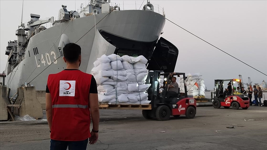 Türk Kızılay, Lübnan'dan tahliye edilen Türk vatandaşlarına acil yardım desteği sağlıyor