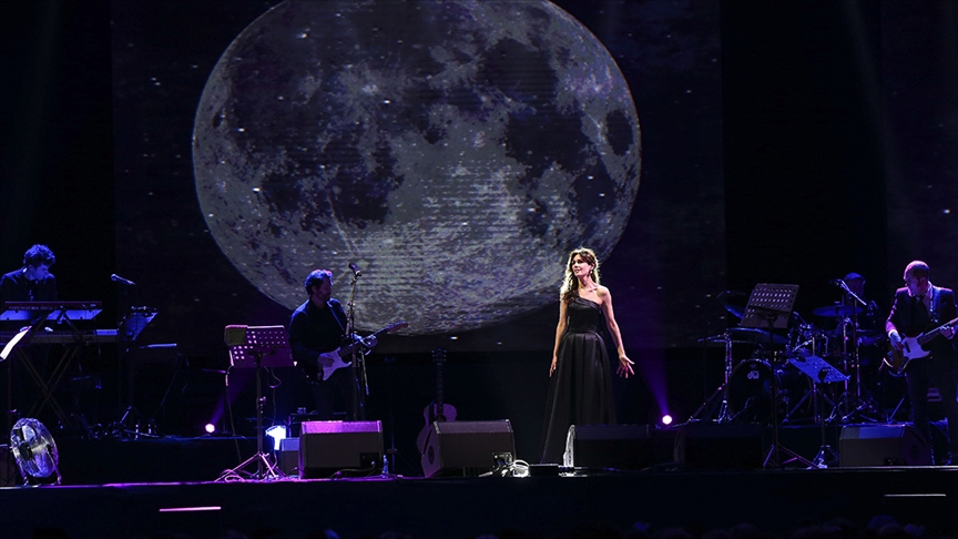 Fransız soprano Emma Shapplin, Antalya'da konser verdi