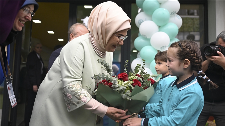 Turkish first lady meets kindergarten students of Turkish Maarif Foundation in Serbia