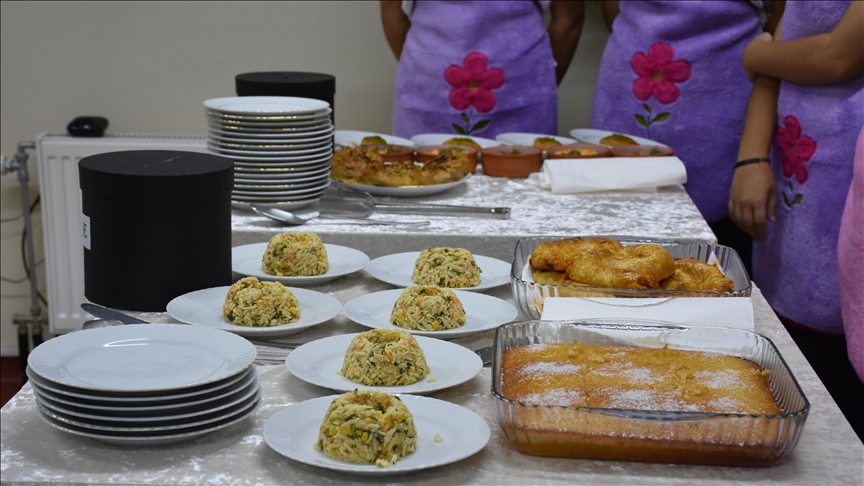 Trabzon'da koruma ve bakım altındaki kız çocukları arasında yemek yarışması yapıldı