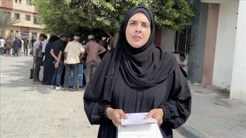 Filistinli anne, İsrail'in saldırılarında kaybettiği ikiz bebeklerinin ölüm ve doğum belgelerini aynı anda aldı
