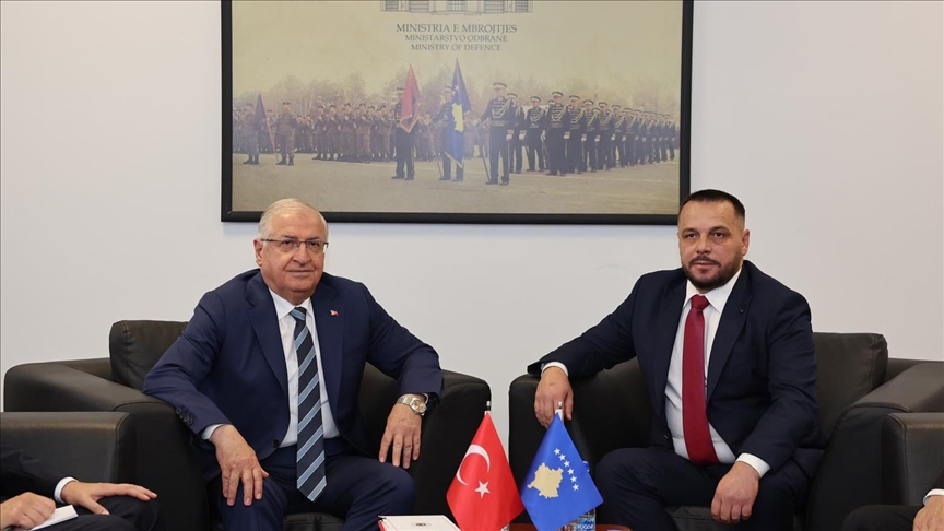 وزير الدفاع التركي يلتقي نظيره الكوسوفي