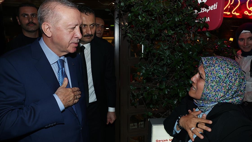 Cumhurbaşkanı Erdoğan Çengelköy'de vatandaşlarla sohbet etti