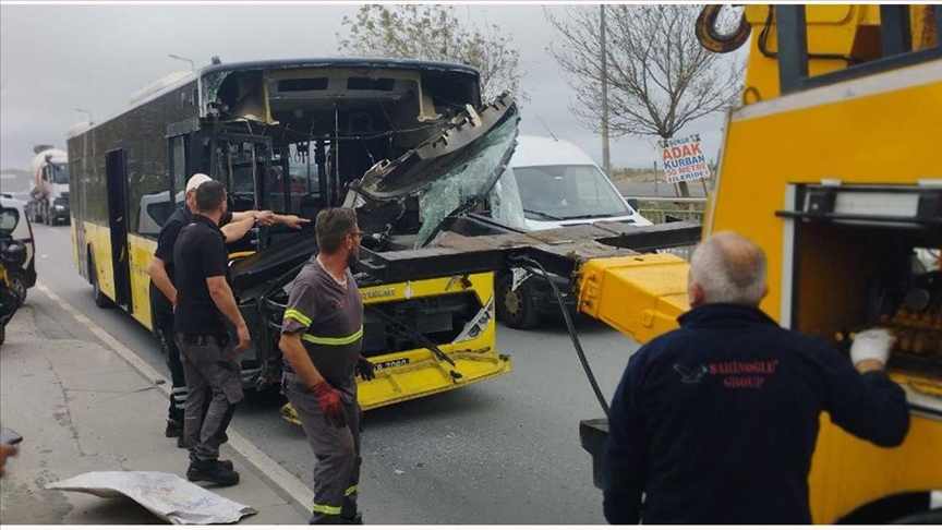 Sultangazi'de iki İETT otobüsünün çarpışması sonucu 2 yolcu yaralandı