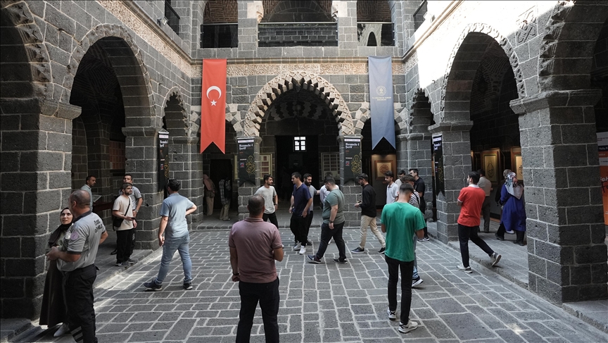 "Mihrîcana Rêya Çandê ya Diyarbekirê" mazuvaniya mêvanên ku ji bajarên din hatine dike