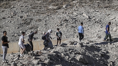 İsrail, sınırın yaklaşık 60 kilometre derinliğindeki Lübnanlıları yerinden etmeye çalışıyor